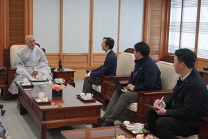 진우 스님, 국보디자인 황창연 대표 예방 받아...복구 시공에 감사 - 뉴스 썸네일 이미지