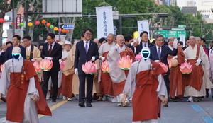 로봇 스님도 함께 걸었다…AI시대 열린 10만 연등행렬